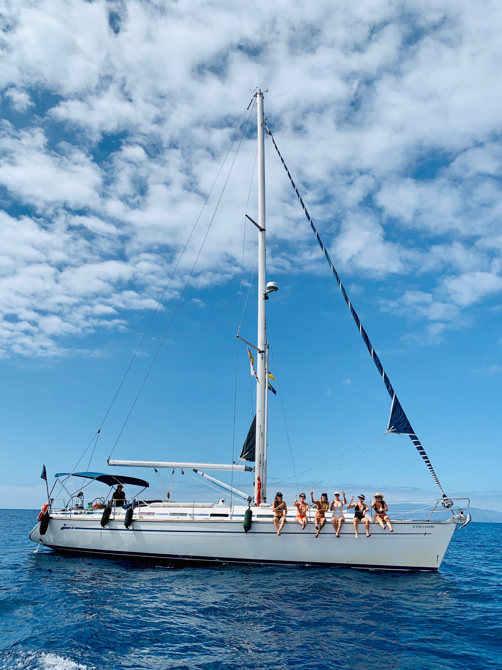 Velero Big Smile Charters navegando a vela durante una excursión privada en barco en Tenerife