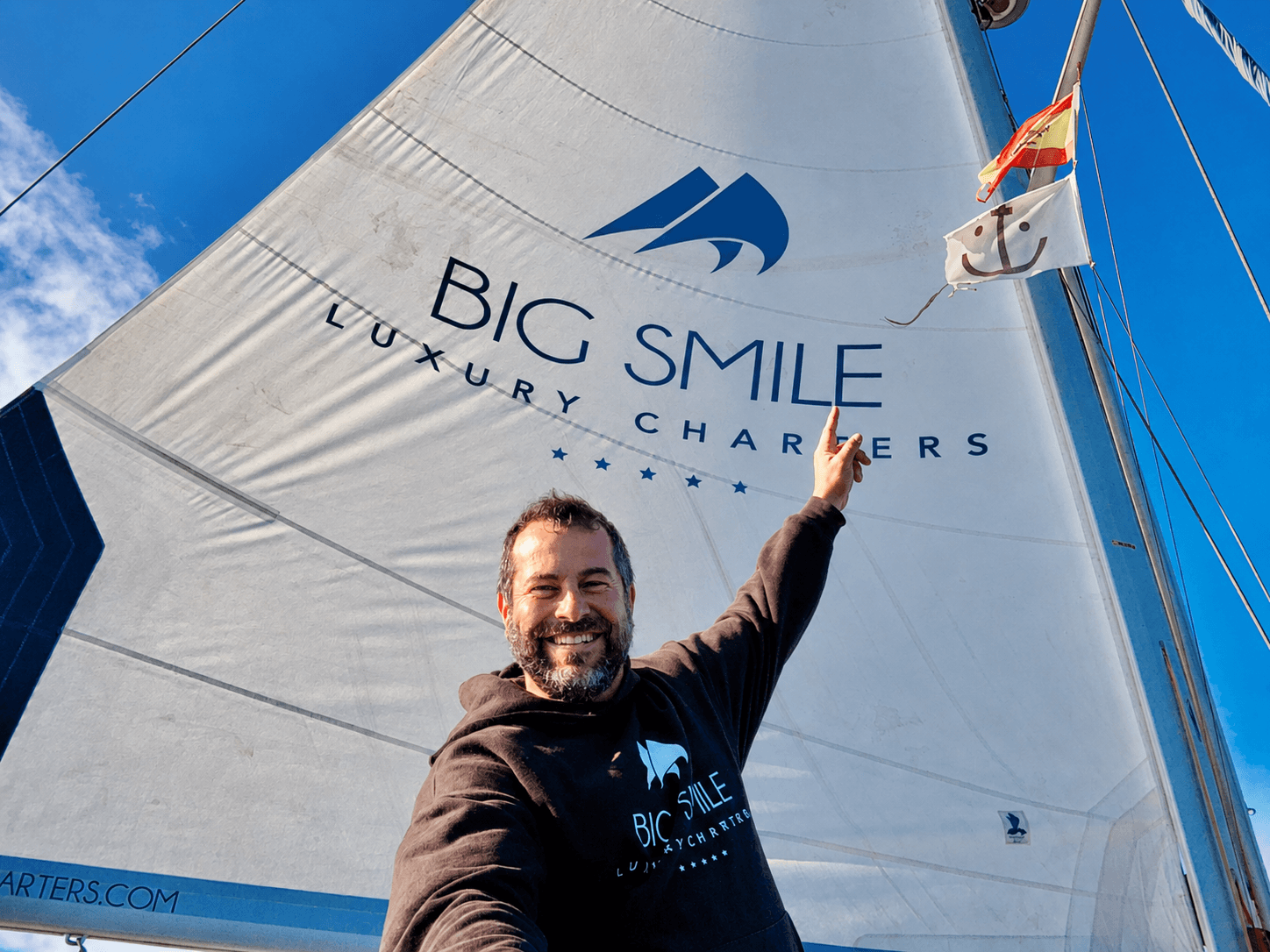 Capitán y tripulación del velero Big Smile Charters durante una excursión en barco en Costa Adeje Tenerife